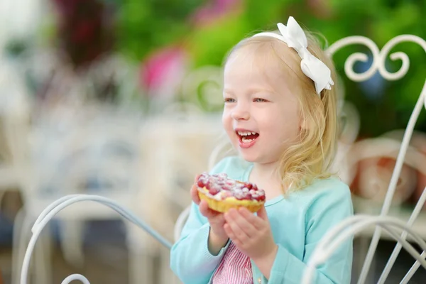 Κορίτσι, τρώγοντας φρέσκα γλυκό φράουλα κέικ — Φωτογραφία Αρχείου
