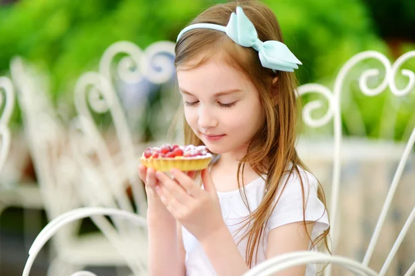 Girl eating fresh sweet strawberry cake — Stock Photo, Image