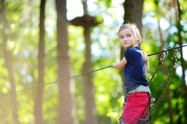 Bambina godendo arrampicata — Foto Stock