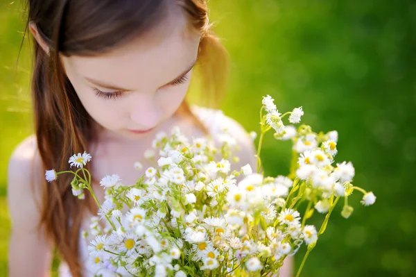 Petite fille tenant des fleurs sauvages — Photo