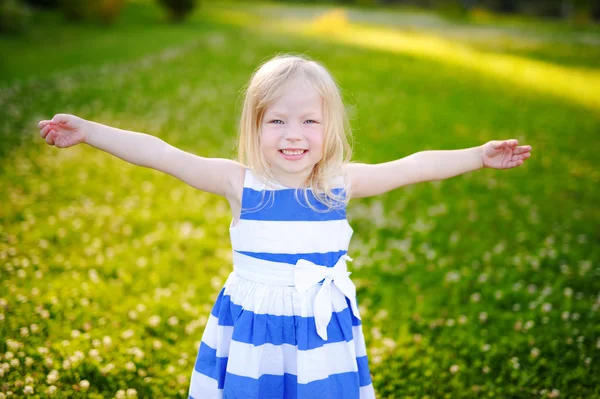 Carino poco allegro ragazza all'aperto — Foto Stock