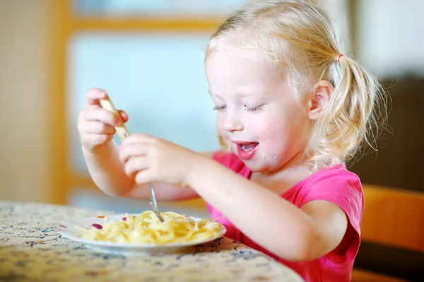 Küçük kız spagetti yiyor. — Stok fotoğraf