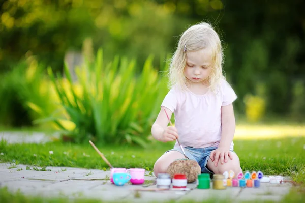 Malá holčička, malování na kameny — Stock fotografie