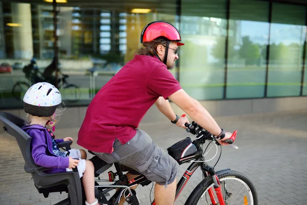 Pai e criança filha andar de bicicleta — Fotografia de Stock