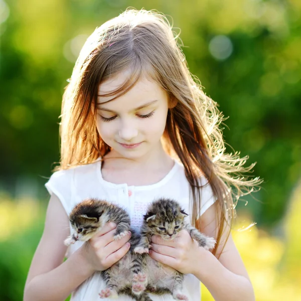 Petite fille jouer avec les petits chatons — Photo