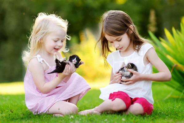 Schattig zusjes spelen met kittens — Stockfoto