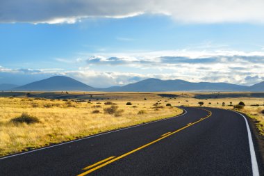 Arizona Çölü'nde sonsuz dalgalı yol