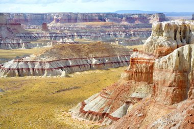 Kumtaşı hoodoos beyaz çizgili