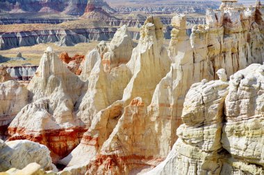 Kumtaşı hoodoos beyaz çizgili
