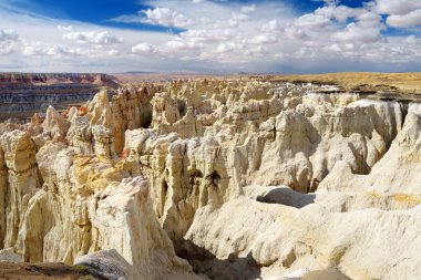 Kumtaşı hoodoos beyaz çizgili