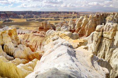 Kumtaşı hoodoos beyaz çizgili