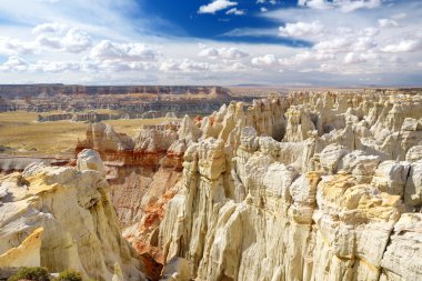 Kumtaşı hoodoos beyaz çizgili