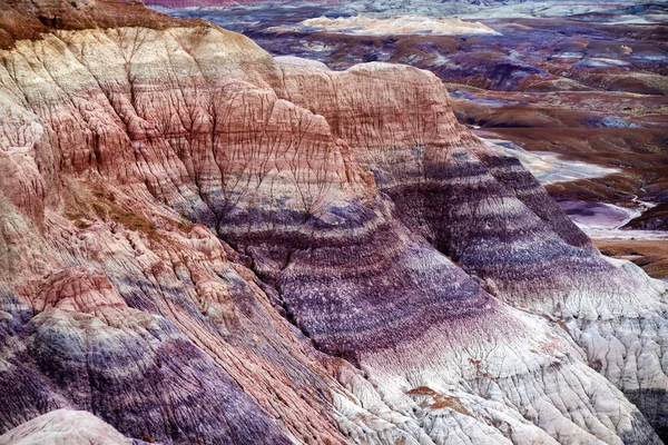 条纹的紫色砂岩地层 — 图库照片
