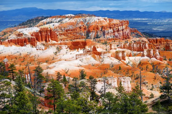 Bryce Canyon kırmızı kumtaşı hoodoos — Stok fotoğraf