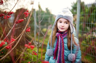 sevimli küçük kız açık havada