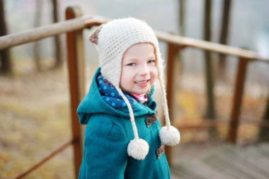 küçük kız sonbahar günü eğlenmek