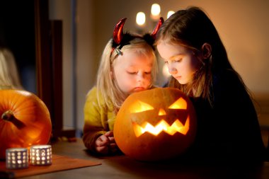 İki genç kız kardeşi Cadılar Bayramı kostümleri