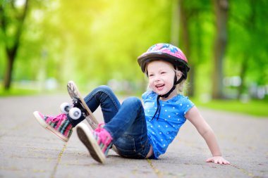 küçük kız açık havada kaykay için öğrenme