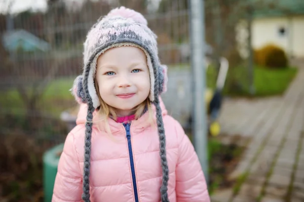 Roztomilá holčička venku — Stock fotografie