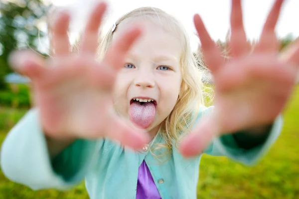 Ritratto di bambina all'aperto — Foto Stock