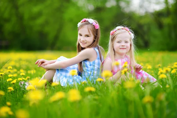 Kleine Mädchen, die zusammen Spaß haben — Stockfoto