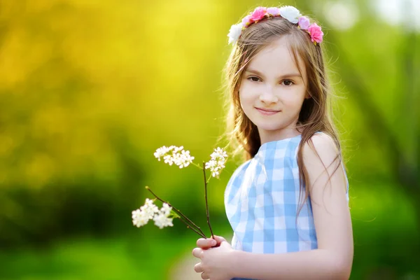 Красивый портрет маленькой девочки на открытом воздухе — стоковое фото