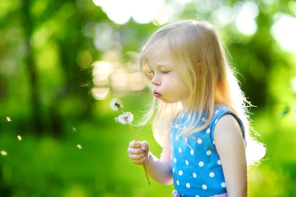 Niña soplando un diente de león —  Fotos de Stock