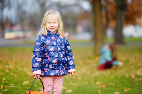 Liten flicka samla ekollon — Stockfoto