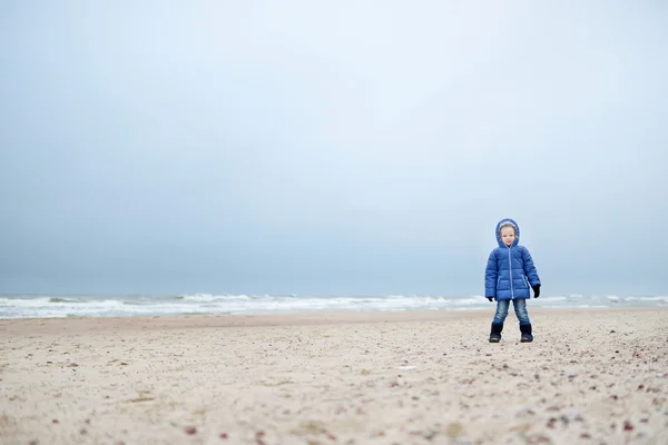 Little girl playing by the ocean — Stock Photo, Image