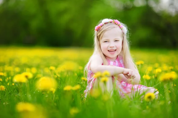 Ragazzina in fiore tarassaco prato — Foto Stock