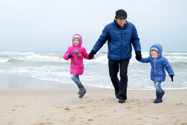 Dziewczynki i ich dziadek, w pobliżu oceanu — Zdjęcie stockowe