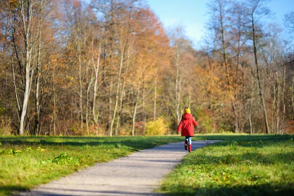 Niña divirtiéndose al aire libre — Foto de Stock