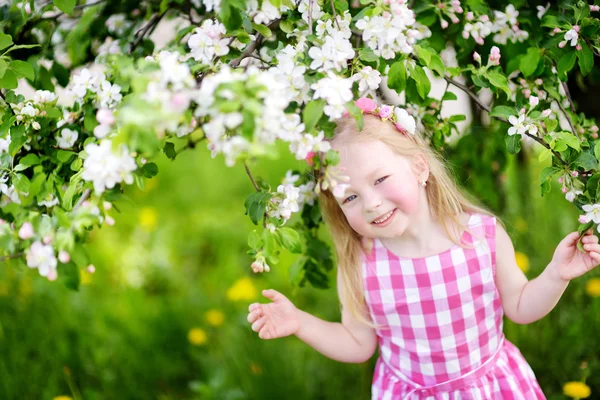 Little girl in apple tree garden — Stock Photo, Image