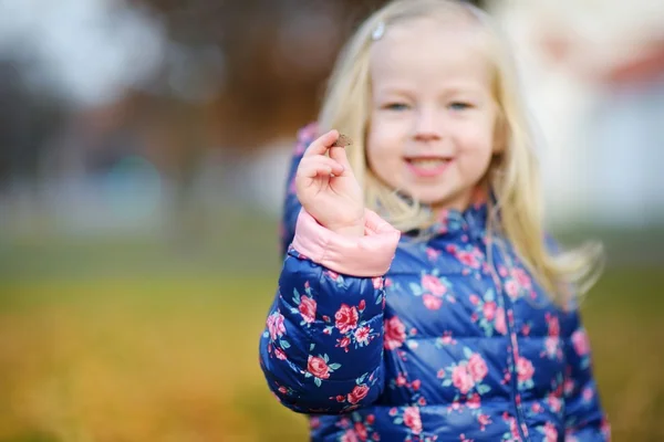 Kleines Mädchen mit Eichel in der Hand — Stockfoto