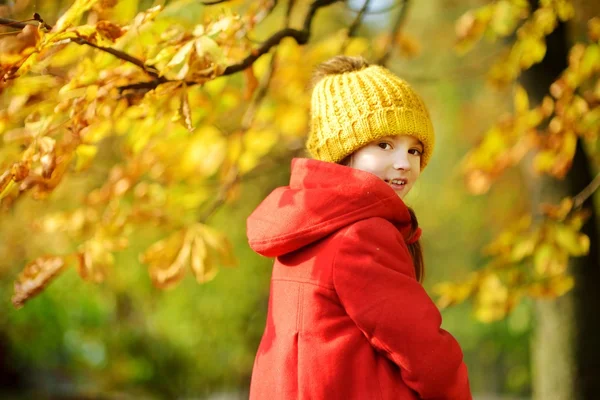 Niña divirtiéndose al aire libre — Foto de Stock