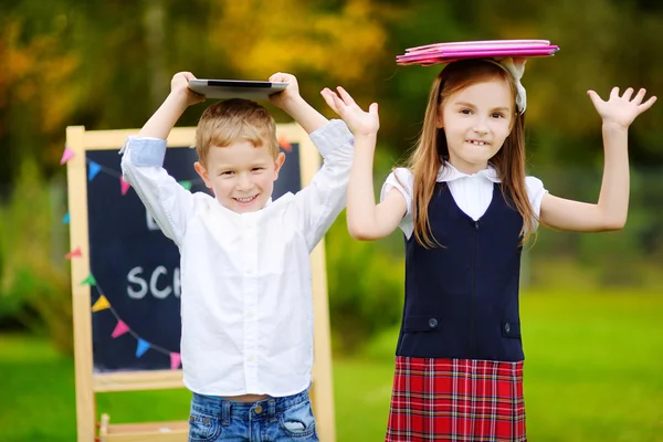 Små barn gå tillbaka till skolan — Stockfoto