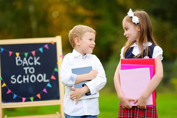 Kleine kinderen terug naar school te gaan — Stockfoto