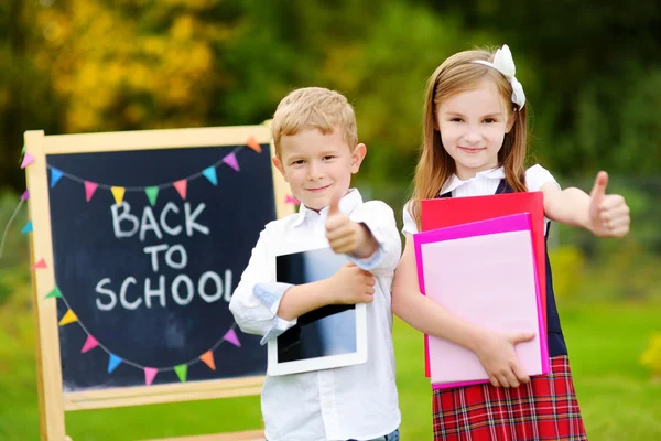 Små barn gå tillbaka till skolan — Stockfoto