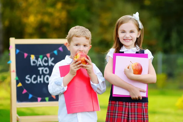 Kleine kinderen terug naar school te gaan — Stockfoto