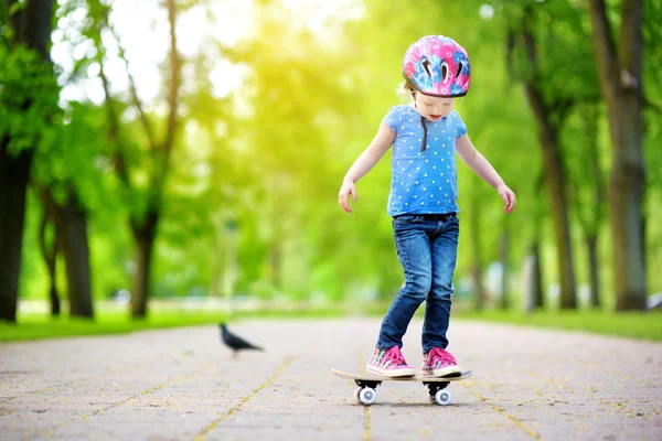 Menina aprendendo a skate ao ar livre — Fotografia de Stock