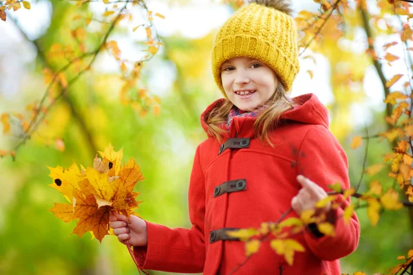 Niña divirtiéndose al aire libre — Foto de Stock