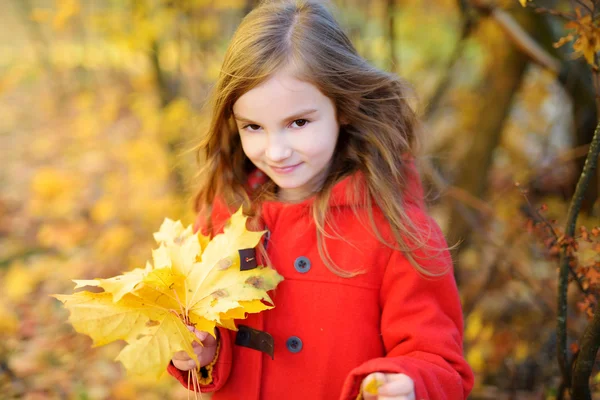 Niña divirtiéndose al aire libre — Foto de Stock