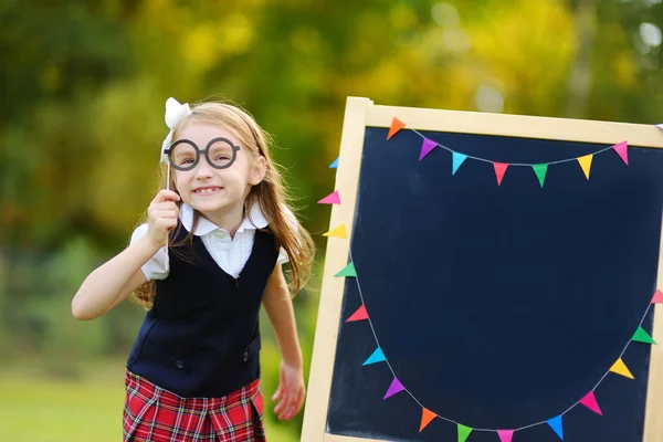 Tjejen kommer tillbaka till skolan — Stockfoto