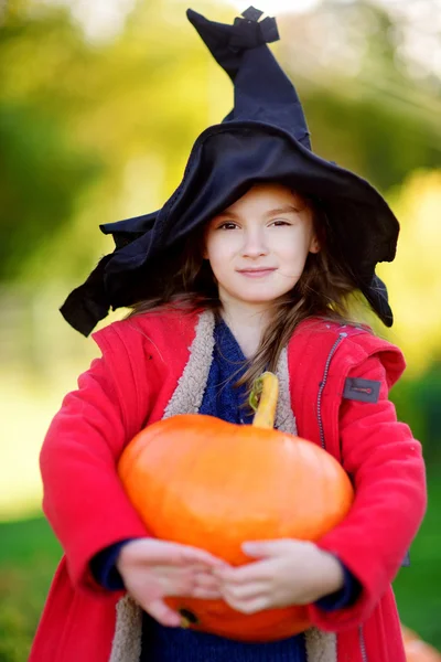 Fille en costume d'Halloween sur un patch de citrouille — Photo