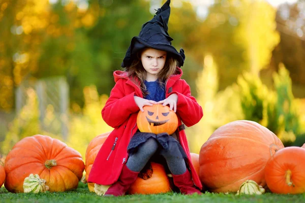 ハロウィン衣装パンプキン パッチに女の子 — ストック写真