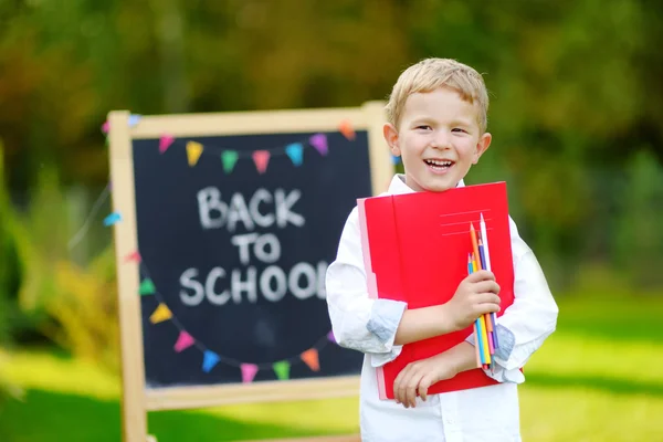 Kleine jongen gaat terug naar school — Stockfoto