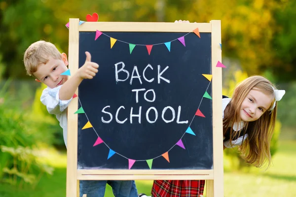 Små barn gå tillbaka till skolan — Stockfoto