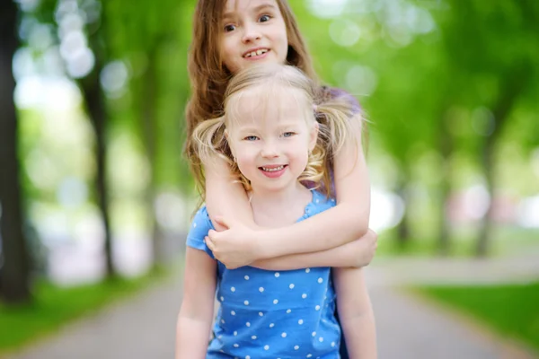 Little sisters szórakozás együtt — Stock Fotó