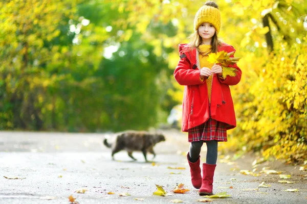 Küçük kız açık havada eğleniyor — Stok fotoğraf