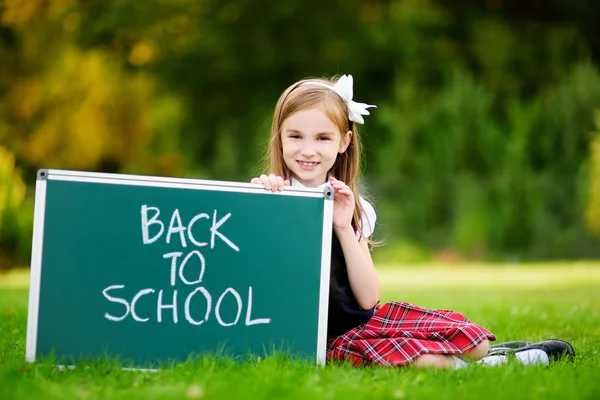 Dziewczyna wraca do szkoły — Zdjęcie stockowe
